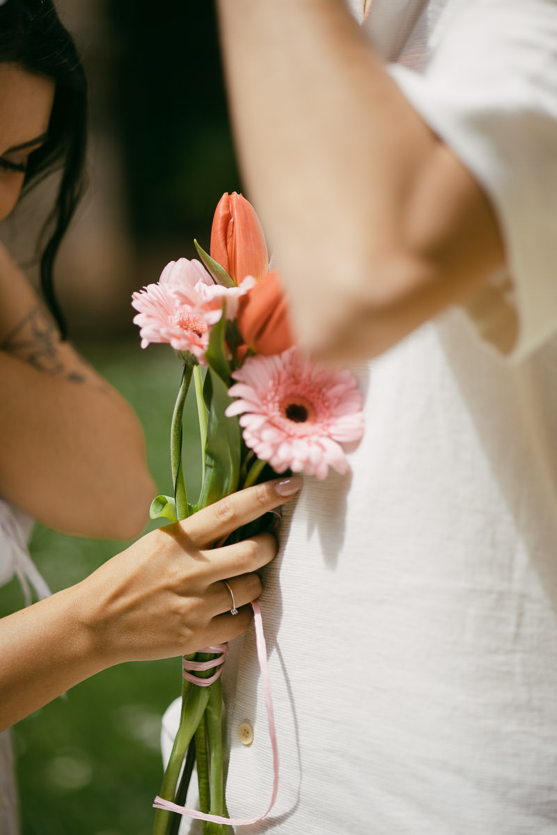Novia con rosa en la mano